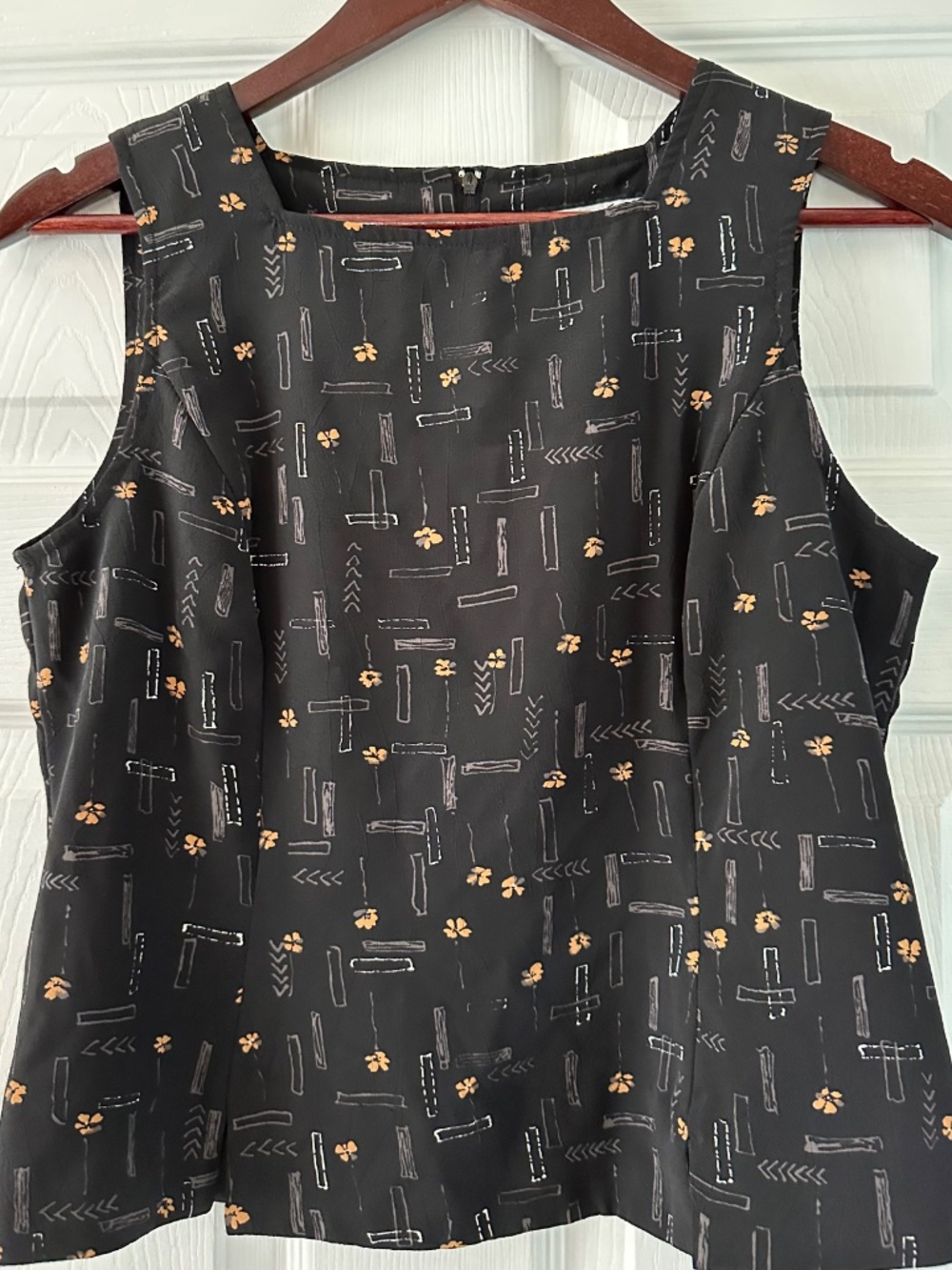 Bice by Sag Harbor Petite Black Sleeveless Elegant Top Beige Pattern Size 8 NWOT